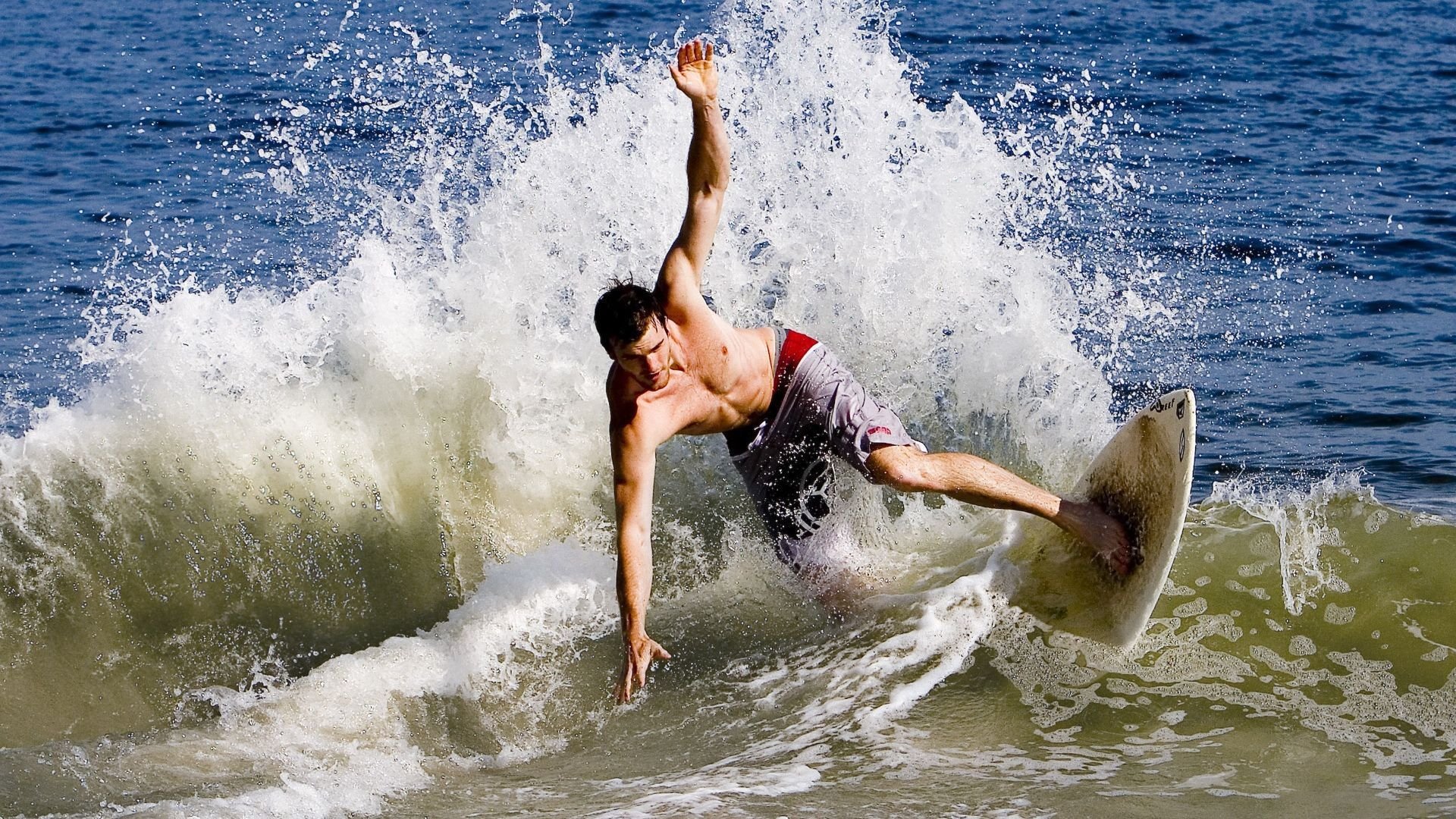 看到意甲焦点战之夜,穆勒全场最佳无争议这个关键词,一个矛盾点立刻浮现,托马斯·穆勒是拜仁慕尼黑与德国国家队的标志人物,他如何成为意甲焦点战的主角?
